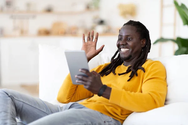 Hombre Negro Alegre Que Tiene Videollamada Tableta Digital Casa Chico —  Fotos de Stock