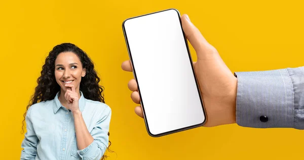 Sorridente Millenaria Signora Bruna Mediorientale Pensa Guarda Enorme Smartphone Con — Foto Stock