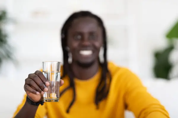 Liquido Sano Sorridente Ragazzo Afroamericano Che Tiene Bicchiere Acqua Mano — Foto Stock