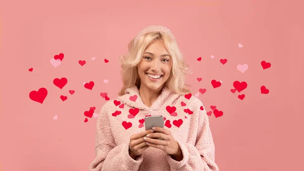 Boldog Csinos Fiatal Szőke Használja Mobiltelefon Sms Barátja Interneten Vagy — Stock Fotó