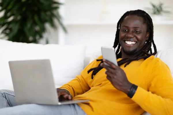 Retrato Del Negro Sonriente Que Usa Ordenador Portátil Mensaje Lectura —  Fotos de Stock