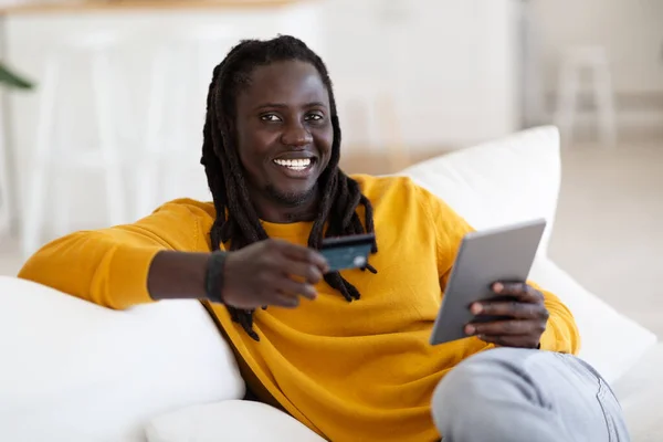 Chico Negro Feliz Usando Tableta Digital Tarjeta Crédito Para Los —  Fotos de Stock