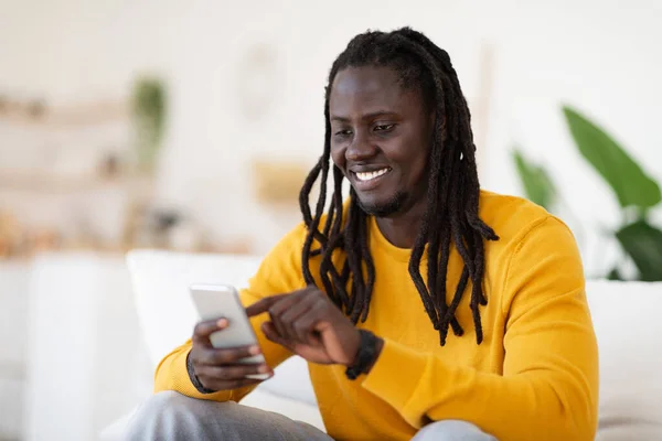 Ocio Digital Sonriente Joven Negro Hojeando Las Redes Sociales Teléfono —  Fotos de Stock