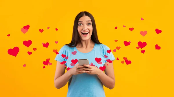 Amazing Dating Application Портрет Взволнованной Молодой Женщины Использующей Мобильный Телефон — стоковое фото