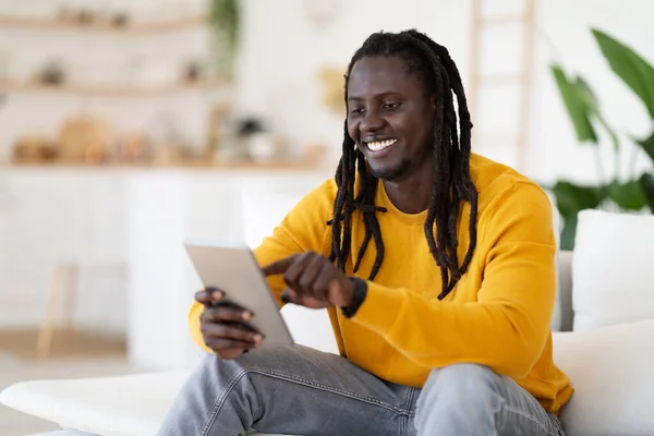 Tecnologías Para Ocio Negro Feliz Hombre Usando Digital Tableta Casa —  Fotos de Stock