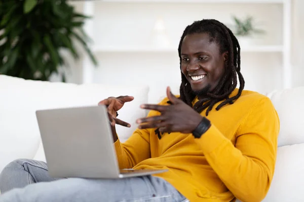Concepto Teleconferencia Sonriente Hombre Afroamericano Haciendo Videollamada Ordenador Portátil Casa —  Fotos de Stock