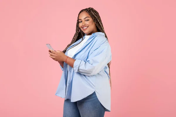 Mujer Gorda Negra Feliz Usando Mensajes Texto Teléfonos Inteligentes Las — Foto de Stock