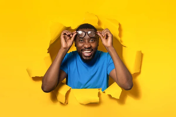Emocionado Hombre Negro Quitándose Las Gafas Sonriendo Cámara Pie Agujero —  Fotos de Stock