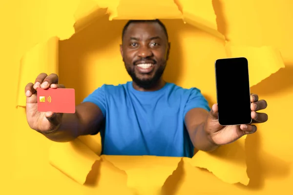 Pagos Línea Hombre Afroamericano Feliz Sosteniendo Teléfono Inteligente Blanco Tarjeta — Foto de Stock