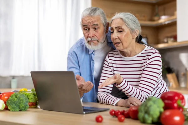 Verwirrte Ältere Ehepartner Die Probleme Mit Dem Laptop Haben Während — Stockfoto