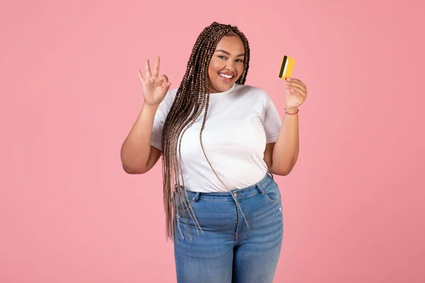 Banka Teklifi Afro Amerikalı Kadın Kredi Kartı Tutarken Kameraya Gülümseyerek — Stok fotoğraf