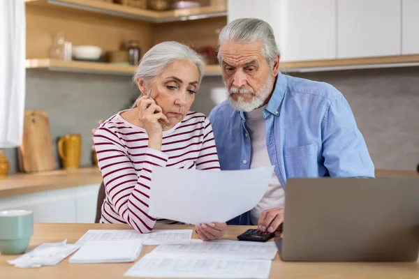 Расстроенная Пожилая Пара Проверяет Финансовые Документы Расчете Семейного Бюджета Дома — стоковое фото
