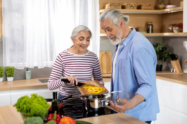 Hälsosam Kost Glad Senior Par Förbereda Grönsaksmat Tillsammans Kök Interiör — Stockfoto