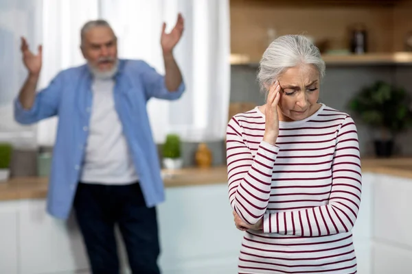 Domácí Násilí Vzteklý Starší Muž Křičí Jeho Pláč Manželka Kuchyni — Stock fotografie