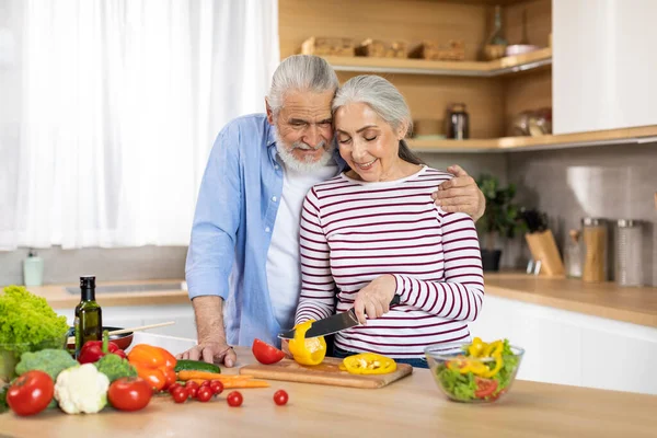 Gelukkig Senior Koppel Bereidt Samen Gezonde Salade Keuken Interieur Glimlachende — Stockfoto