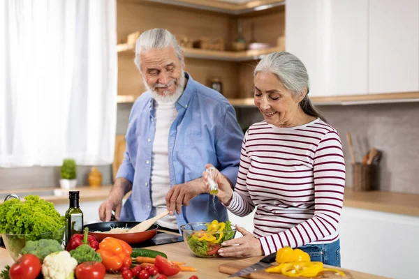 Gemeinsam Kochen Glückliche Ältere Ehepartner Bereiten Der Küche Das Mittagessen — Stockfoto