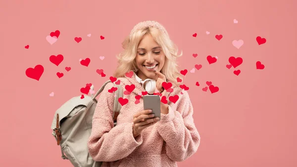 Glad Kvinnlig Student Vacker Ung Blond Kvinna Med Hjälp Smartphone — Stockfoto