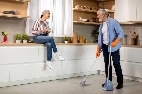 Kochający Starszy Mąż Pomaga Żonie Sprzątaniu Domu Uśmiechnięty Starszy Dżentelmen — Zdjęcie stockowe