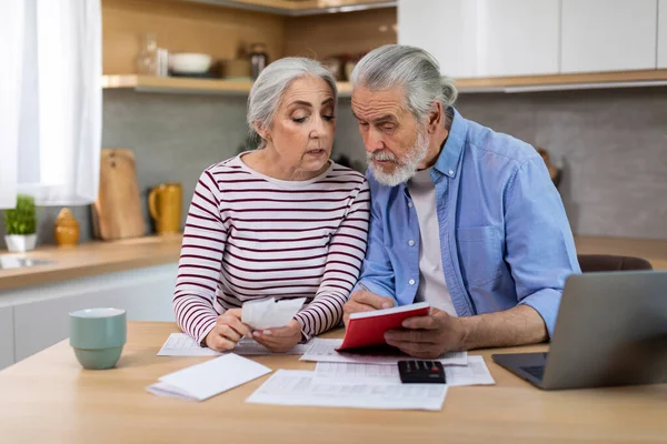 Wirtschaftliches Konzept Seniorenpaar Verwaltet Finanzen Zählt Familienausgaben Während Tisch Der — Stockfoto