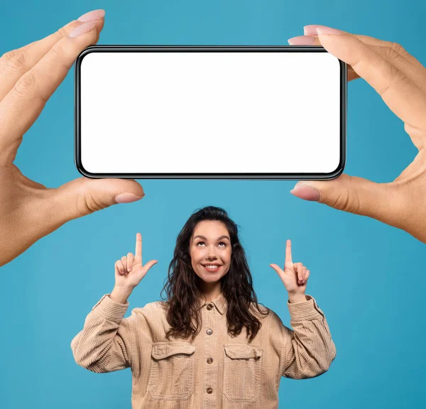 Vrolijk Geïnspireerde Jonge Europese Vrouw Wijzende Vingers Naar Enorme Smartphone — Stockfoto