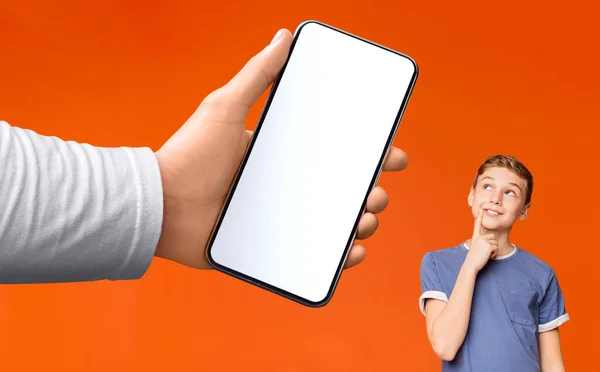Gülümseyen Beyaz Çocuk Elinde Boş Ekranla Akıllı Telefona Bakıyor Turuncu — Stok fotoğraf