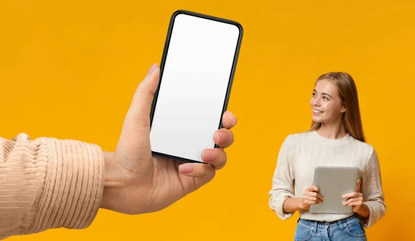 Pensive Nastolatek Europejka Blondynka Student Tabletem Patrzy Ogromny Smartfon Pustym — Zdjęcie stockowe