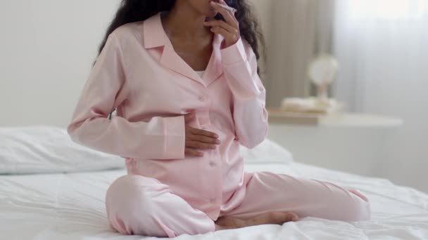 Беременность Вредные Привычки Крупный План Неузнаваемой Беременной Женщины Курящей Сигарету — стоковое видео