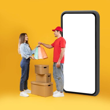 Alışveriş ve Teslimat Başvurusu. Sarı Arkaplan 'daki stüdyoda boş ekran pozuyla Büyük Akıllı Telefon' un yanında duran Kadın Alıcıya Kurye Siparişi. Ticaret için. Kare Vuruş