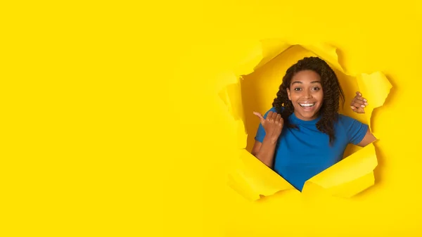 Mulher Negra Alegre Sorrindo Para Câmera Através Furo Papel Amarelo — Fotografia de Stock