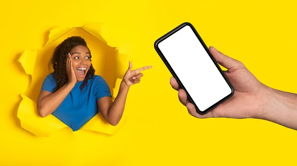 Duygusal Siyah Kadın Cep Telefonu Boş Ekran Reklamları Ile Şaret — Stok fotoğraf