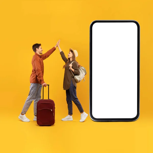 Travel App Happy Tourists Spouses Large Phone Blank Screen Giving — Stock Photo, Image