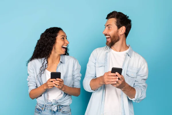 Zeki Telefonlu Mutlu Heyecanlı Genç Çift Birbirlerine Bakıyorlar Online Zaferlerine — Stok fotoğraf