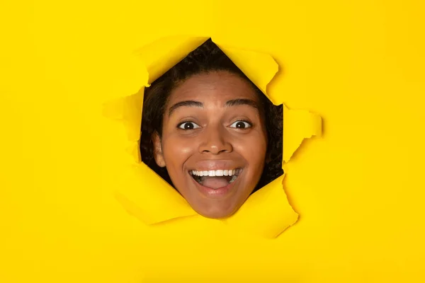 Aufgeregte Afroamerikanerin Die Durch Ein Loch Zerrissenem Gelbem Papier Blickt — Stockfoto