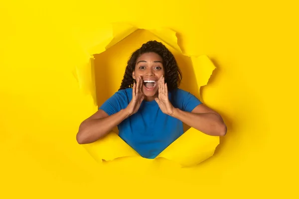 感情用事的非洲裔美国女士大喊着冲破洞口看黄纸广告大卖家在黄色工作室的背景下拍照 商业广告横幅 — 图库照片