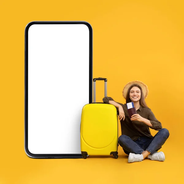 Solicitud Viaje Happy Female Sitting Large Smartphone Blank Screen Holding — Foto de Stock