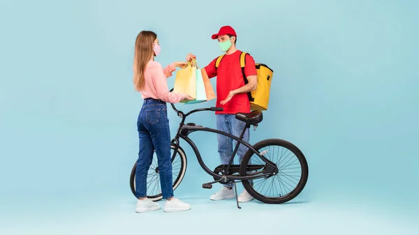 Dodavatel Dává Nákupním Taškám Pro Ženy Doručující Balíček Posing Bike — Stock fotografie