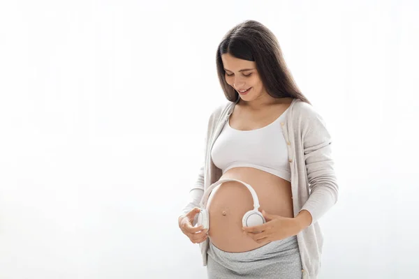 Hamilelikte Müzik Terapisi Güzel Uzun Saçlı Rahat Giyimli Koca Göbeğinde — Stok fotoğraf