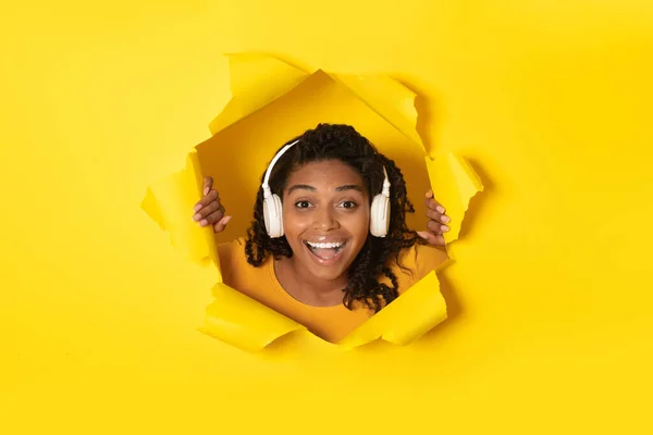 Χαρούμενη Μαύρη Κυρία Φορώντας Ασύρματα Ακουστικά Ακούγοντας Μουσική Χαμογελώντας Κοιτάζοντας — Φωτογραφία Αρχείου