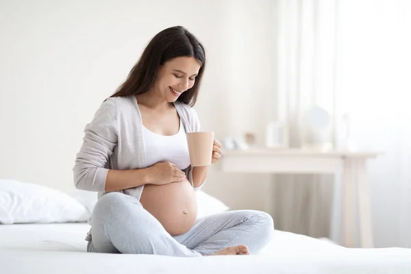 Smiling Attractive Young Pregnant Woman Sitting Bed White Bedroom Home — Stock Photo, Image