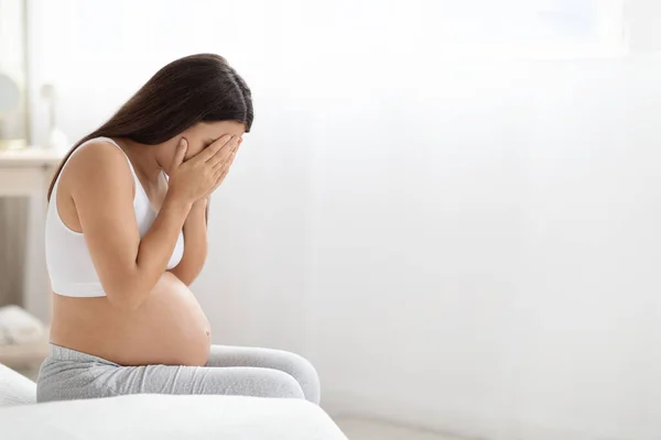 Koncepcja Zmian Hormonalnych Ciąży Długowłosy Młoda Kobieta Ciąży Siedząca Sama — Zdjęcie stockowe