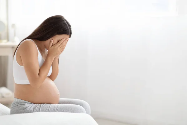 Gravidanza Cambiamenti Ormonali Concetto Giovane Donna Incinta Dai Capelli Lunghi — Foto Stock