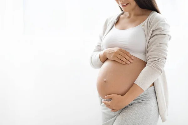 Plan Recadré Femme Enceinte Tenue Maison Touchant Son Gros Ventre — Photo