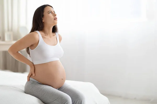 Sconvolto Dai Capelli Lunghi Giovane Donna Incinta Pigiama Con Mal — Foto Stock