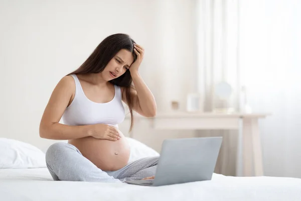 Zieke Jonge Zwangere Vrouw Die Bed Zit Voor Laptop Haar — Stockfoto