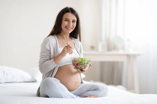 Atractiva Joven Embarazada Comiendo Comida Saludable Casa Sentada Cama Sosteniendo — Foto de Stock