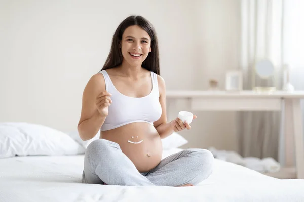 Mulher Grávida Atraente Alegre Homewear Sentado Cama Casa Segurando Frasco — Fotografia de Stock