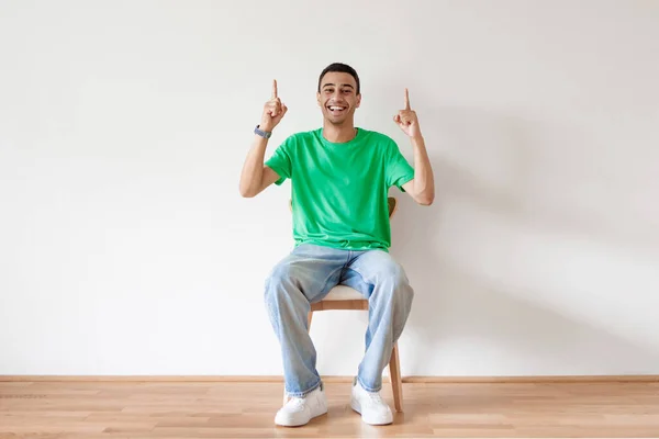 Jóképű Boldog Arab Férfi Aki Két Ujjal Mutogat Szabad Térre — Stock Fotó