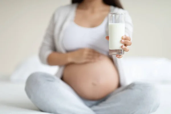 Sklenice Čerstvého Mléka Těhotné Ženské Ruce Nepoznatelná Čekající Dáma Domácím — Stock fotografie