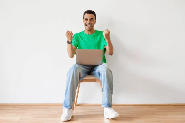 Overjoyed Middle Eastern Man Sitting Chair Laptop Making Yes Gesture — Stock Photo, Image