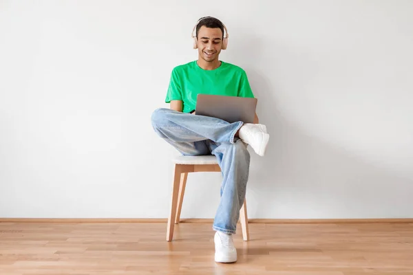 Emocionado Árabe Freelancer Masculino Usando Ordenador Portátil Sentado Silla Trabajando — Foto de Stock